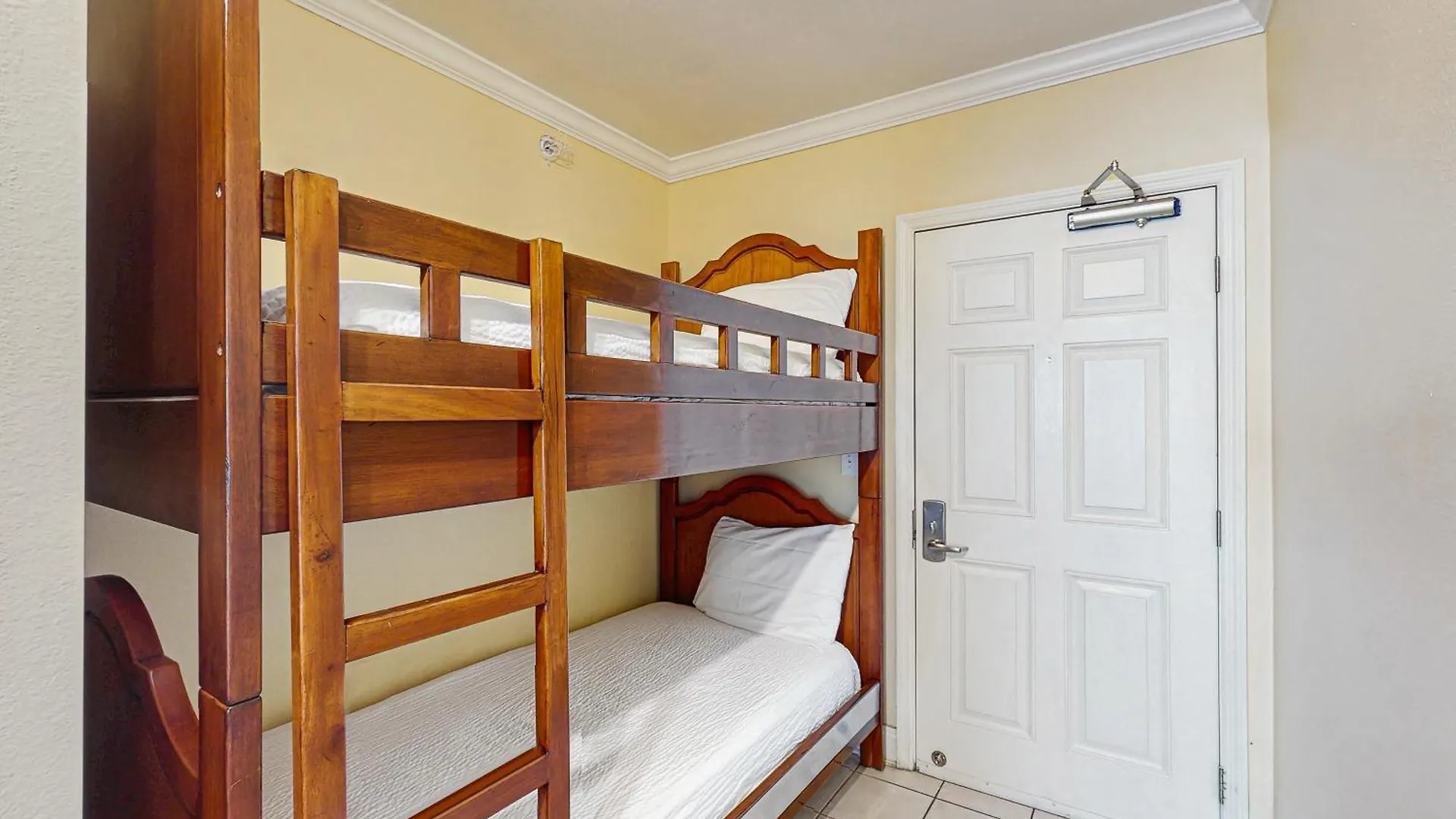 Emerald Beach Resort 2131 Панама-Сити